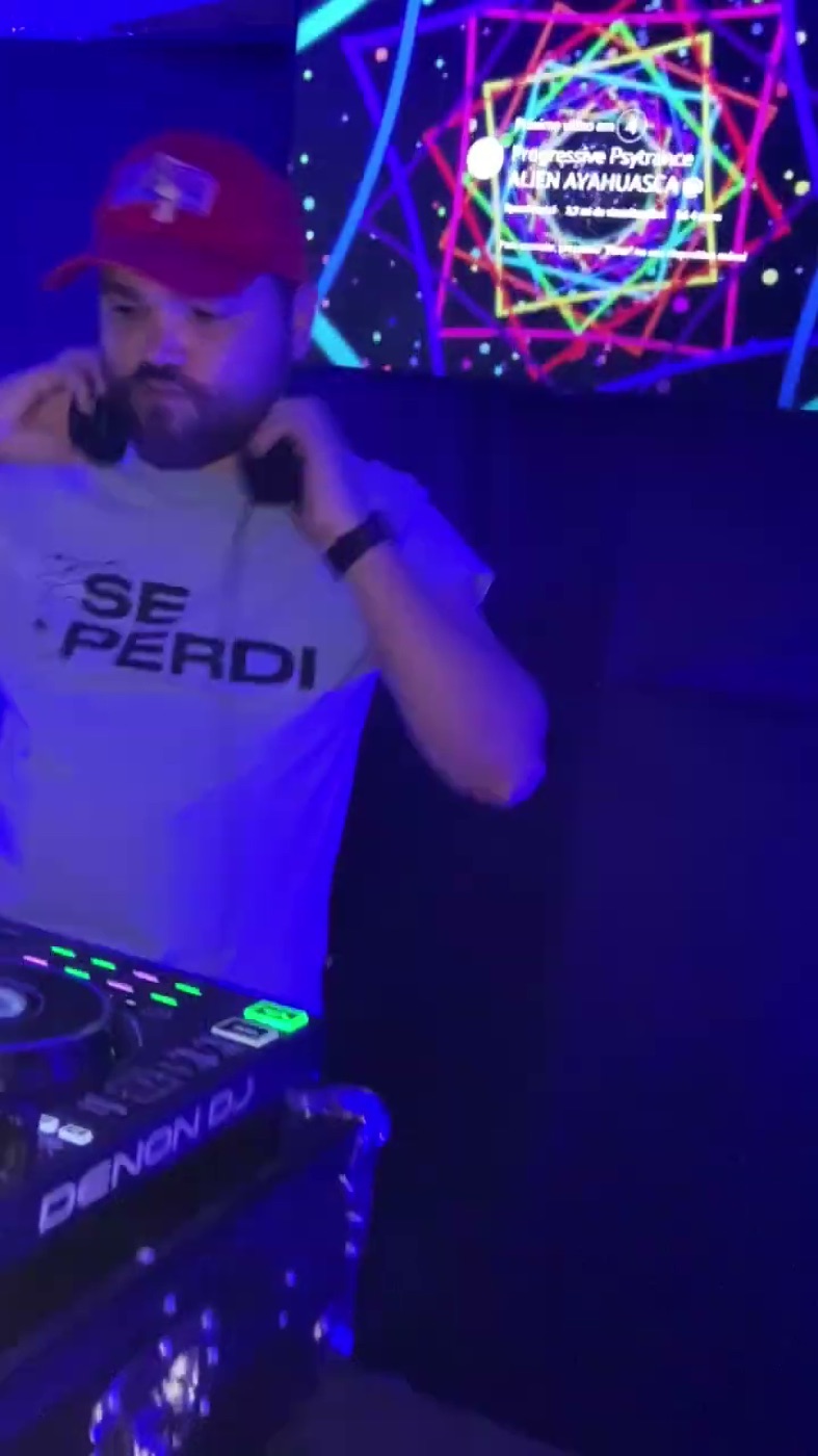Hellijhon na booth durante set
