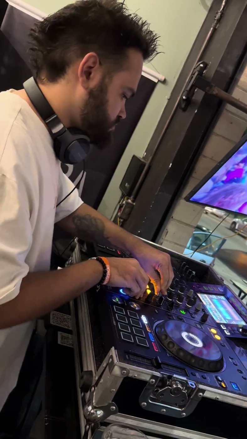 Hellijhon mixando nos CDJs